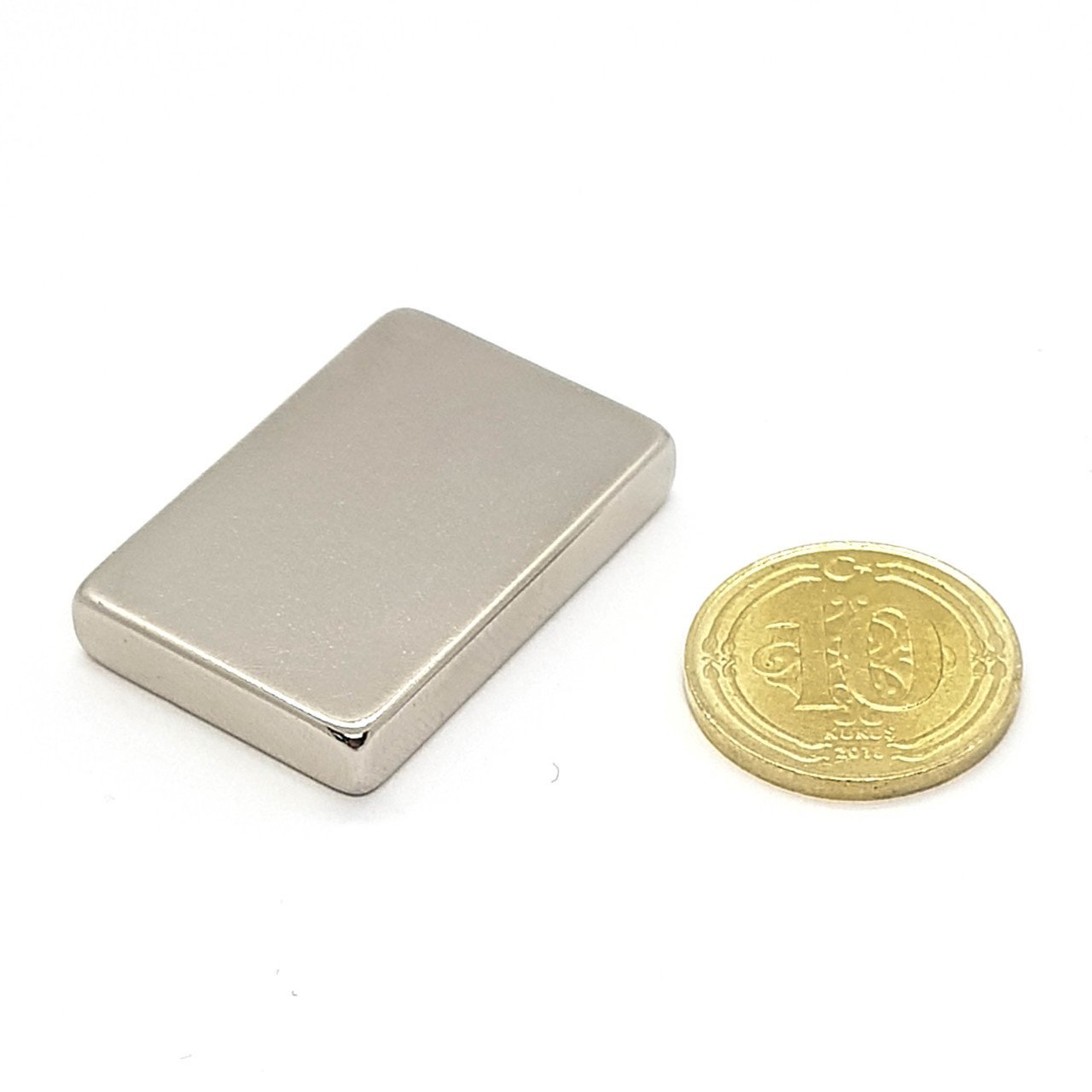 Boy 30mm  En 20mm Kalınlık 5mm N35 seri Güçlü Neodyum Mıknatıs