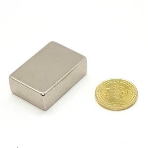 Boy 30mm  En 20mm Kalınlık 10mm N35 seri Güçlü Neodyum Mıknatıs