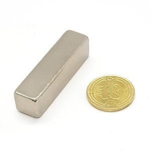 Boy 40mm  En 10mm Kalınlık 10mm N35 seri Güçlü Neodyum Mıknatıs