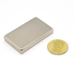 Boy 40mm  En 25mm Kalınlık 5mm N35 seri Güçlü Neodyum Mıknatıs 40x25x5