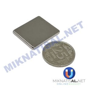 Boy 25mm  En 25mm Kalınlık 3mm N35 seri Güçlü Neodyum Mıknatıs